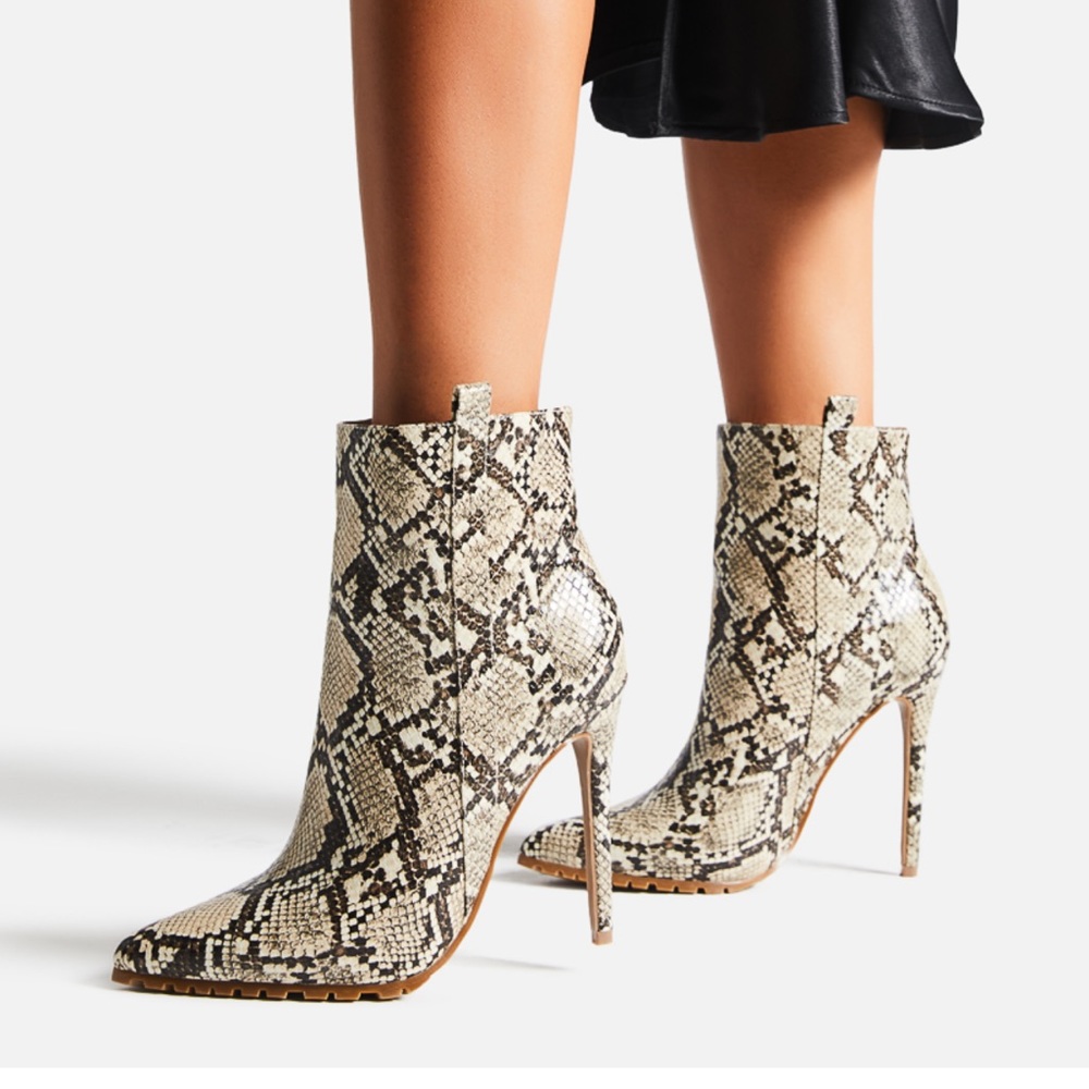 🦃SHOEDAZZLE Snakeskin lug sole stiletto bootie size 8.5🦃